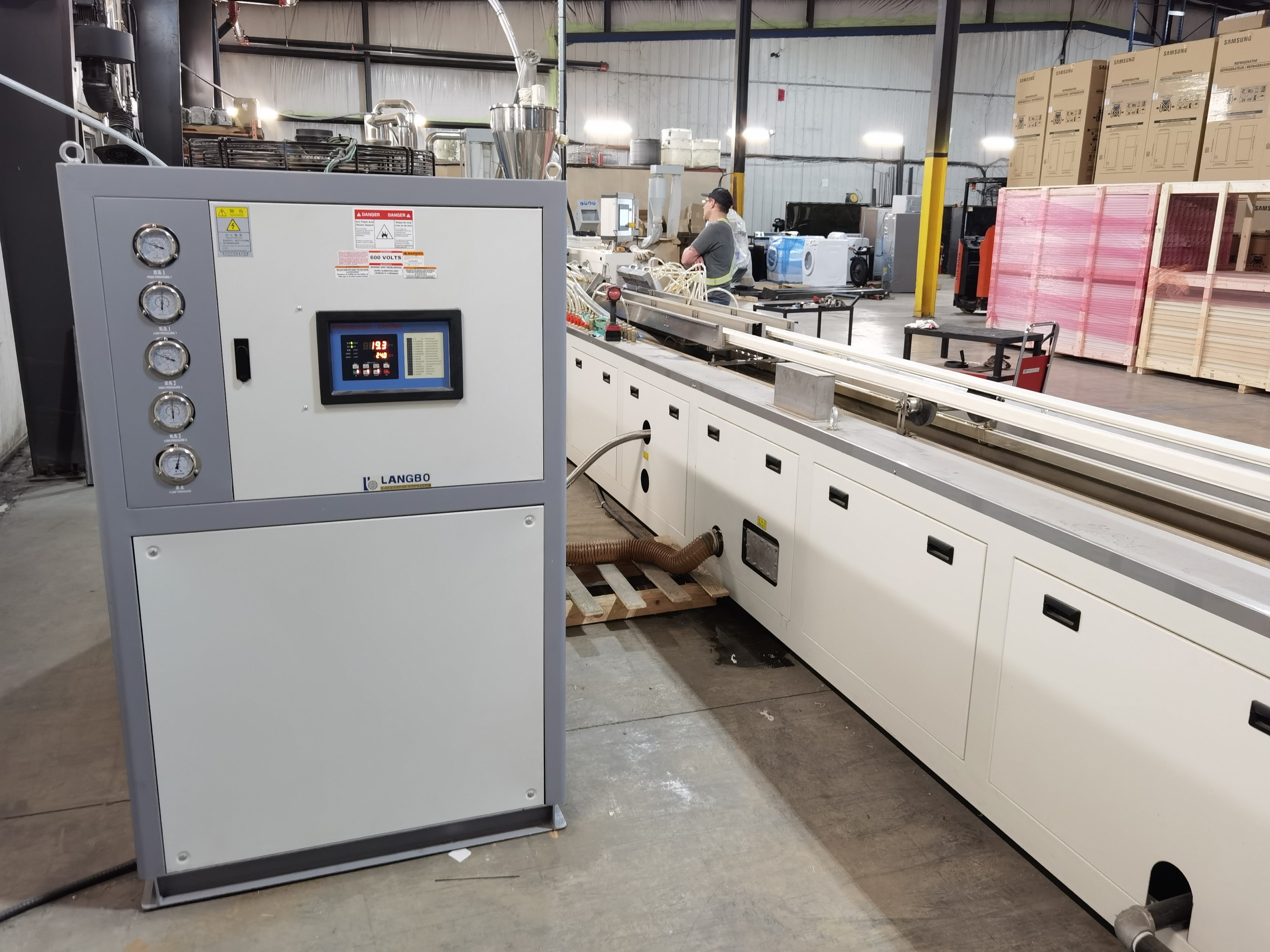 Laatste bedrijfscasus over Productielijn voor kabeltrackingprofielen voor Thaise distributeur van elektrische apparatuur