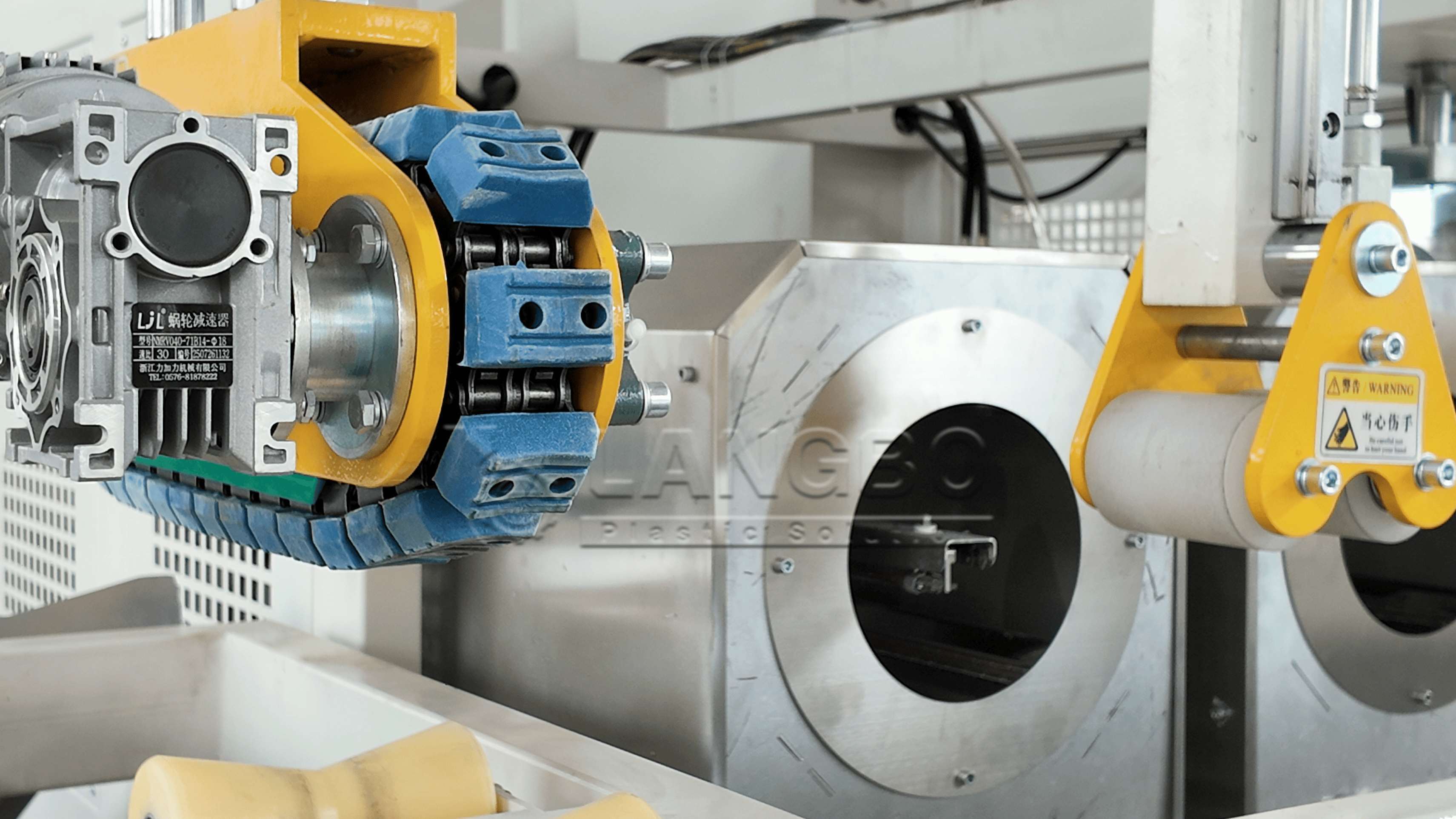 Laatste bedrijfscasus over PVC Belling-machine geïntegreerd met PVC ABA-buisextrusielijn voor de Britse infrastructuurpijpproductie