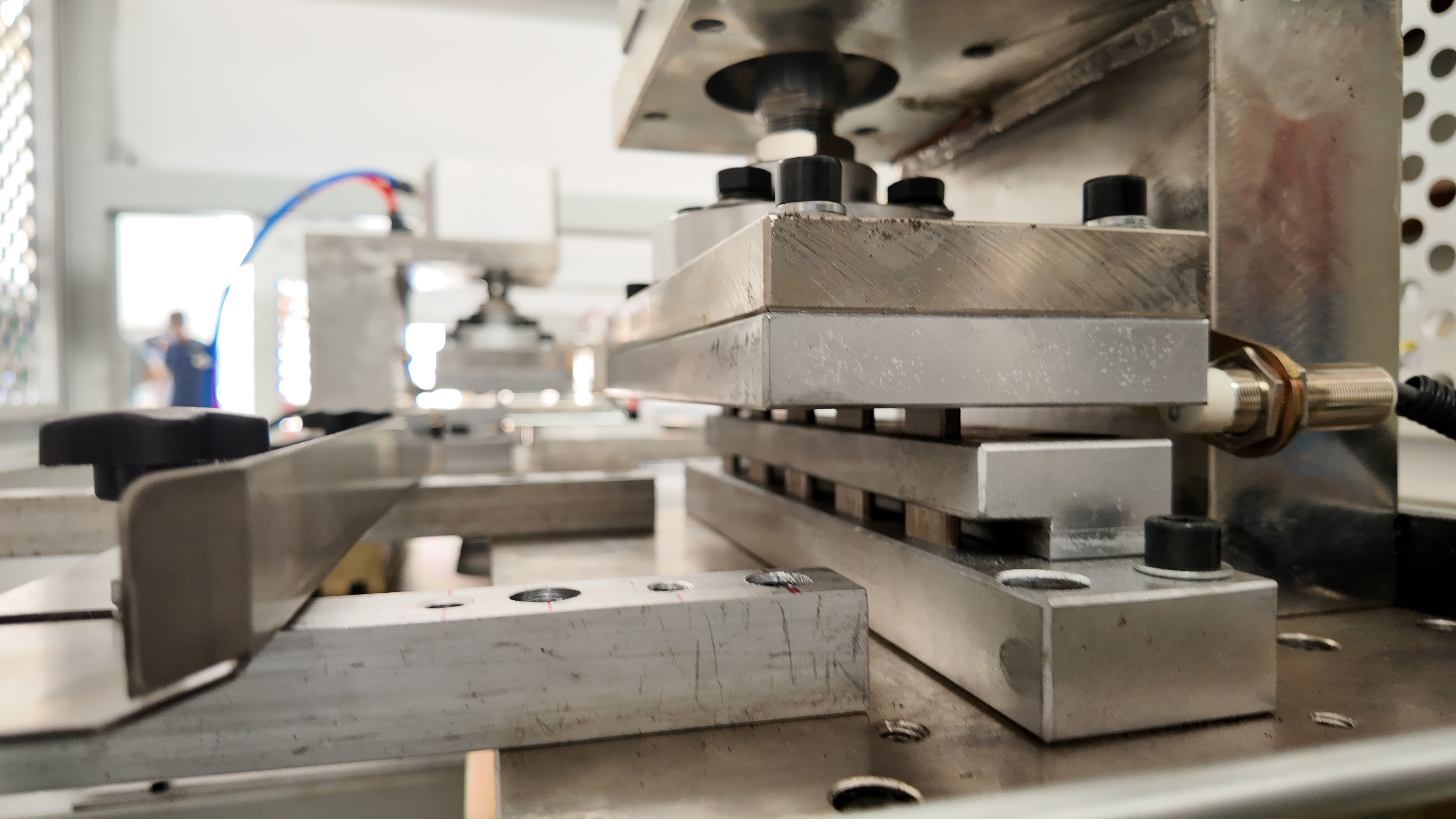 Laatste bedrijfscasus over Plastic Punching Machine Project voor de Productie van Elektrische Profielen in Saoedi-Arabië