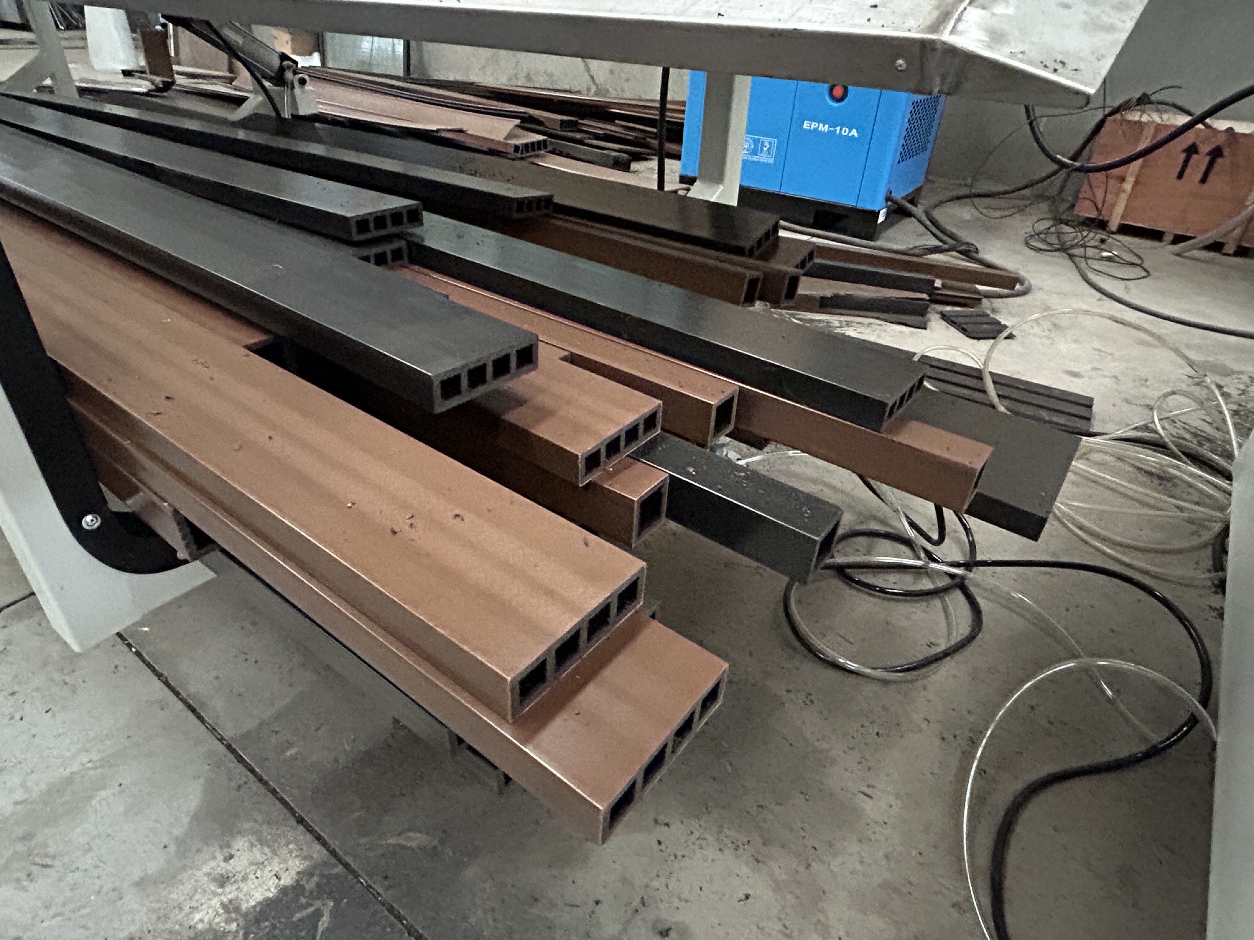 Laatste bedrijfscasus over Building a WPC Decking Manufacturing Solution for Outdoor Flooring Applications in Romania