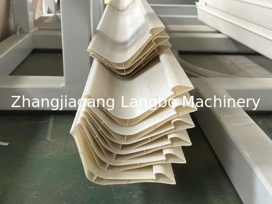 Productielijn voor gepersonaliseerde plastic PVC-ruitenschermen, muurpanelen en profielen van extrusie-machines