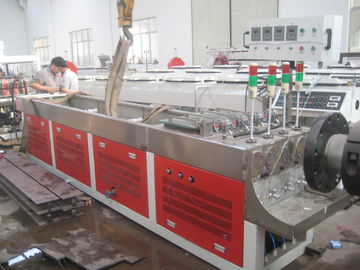 Duurzaam pvc Vier leidt Productiemachine 250KG/H/350KG/H-Capaciteits Dubbele Schroef door buizen