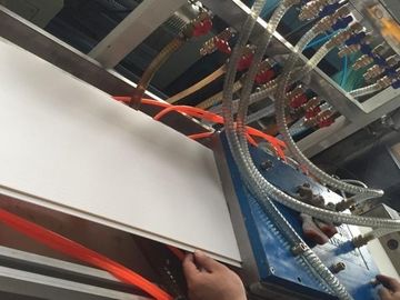 Efficiënte PVC-WPC-PE-paneel-plafondprofiel-dekproductie-extrusie-extruderingslijn