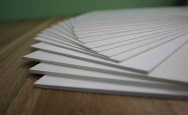 Productielijn van de het Schuimraad van pvc de Vrije/Vrije Schuim het Bladlijn van pvc/van het het Schuimblad van Decoratiepvc de Uitdrijvingslijn