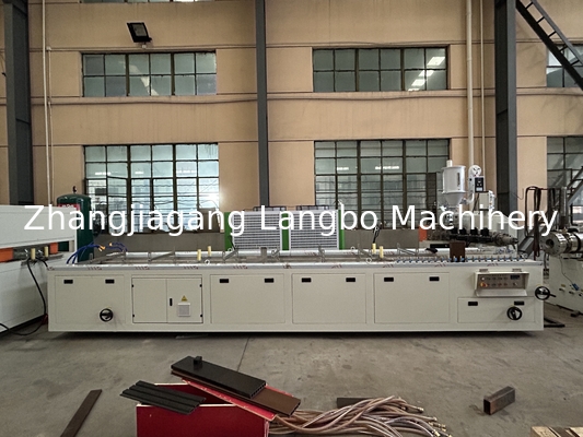 WPC-machine Hout Plastic Composite decking holle massieve dekvloeren Post Composite Profile Rail Extrusion Productielijn