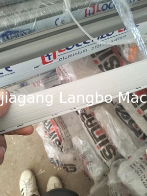 Kleinschalige machine voor het maken van pvc-tagstrips en profiel-extruderingslijn met eenvormige breedte gladde rand conische tweelingschroef-extruder