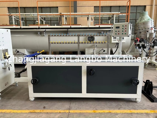 Kleinschalige machine voor het maken van pvc-tagstrips en profiel-extruderingslijn met eenvormige breedte gladde rand conische tweelingschroef-extruder