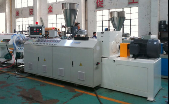 Plastic PVC Pipe Extruder Machine Uitgerust Met  Motor En ABB Inverter