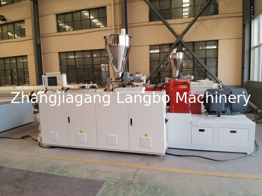 Kleinschalige machine voor het maken van pvc-tagstrips en profiel-extruderingslijn met eenvormige breedte gladde rand conische tweelingschroef-extruder