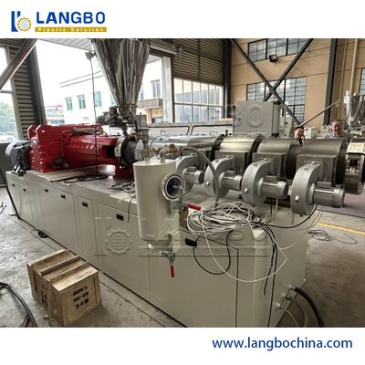 PLC-besturing PVC-pijpproductielijn hoge output en productiviteit