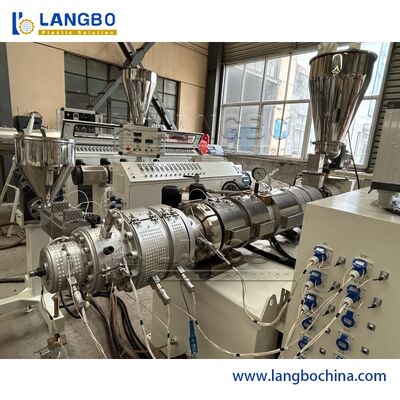 PLC-besturing PVC-pijpproductielijn hoge output en productiviteit