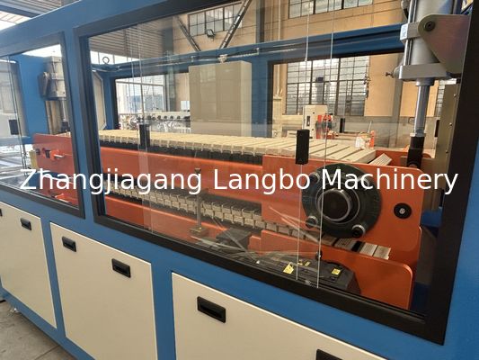 Conische dubbele twin screw kunststof plint extrusie PVC plint profielen extruder productielijn machine