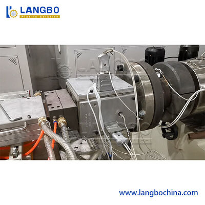 350KG/H de Muurcomité van de productsnelheid WPC Machine, PLC de Productielijn van het Controlewpc Profiel