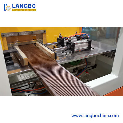 350KG/H de Muurcomité van de productsnelheid WPC Machine, PLC de Productielijn van het Controlewpc Profiel