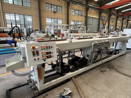 Productie-machine voor de vervaardiging van PVC-buizen van kunststof