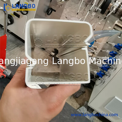 Machine voor het maken van profielen van PVC-trunk-extrusielijnen, kabeldraadbescherming, trunking, met perforatieapparaat