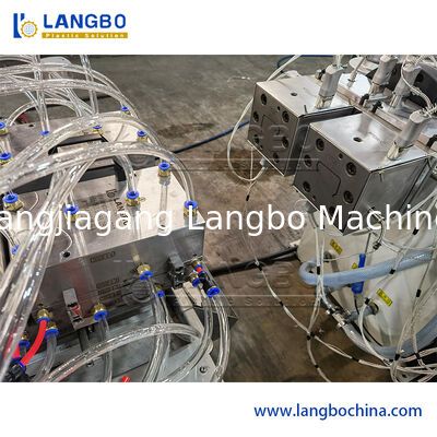 55/110 Conical Twin Screw Extruder PVC Profile Extrusion Line voor 1180 mm kabel trunking met 22 kW motorvermogen