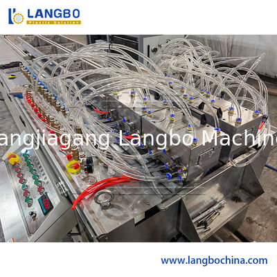 Fabrieksprijs 55/110 Conische tweeschroefextruder PVC-kabeltrunking-extrusielinea met 1180mm profielgrootte en 22 kW motorvermogen