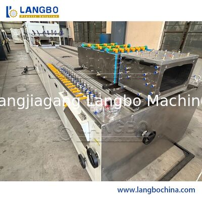 PVC PP PE Hout Plastic WPC Profiel Extrusie Wandpaneel Dekbedekking en Venster Deur Frame Productie Lijn