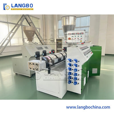PVC Fluted Decoration Panel Extrusion Line. Stabiel aftrekken en precisie snijden.