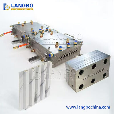 PVC Fluted Decoration Panel Extrusion Line. Stabiel aftrekken en precisie snijden.