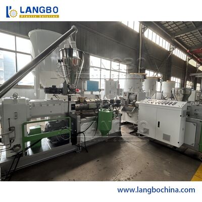 WPC-deklijn. Extrusie, kalibratie, embossing voor buitenplanken.