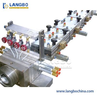 WPC-deklijn. Extrusie, kalibratie, embossing voor buitenplanken.