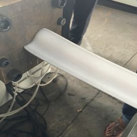 Productielijn voor extruderproductie van kunststof PVC-ruitprofiel