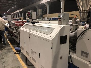 Plastic pp-PE WPC van de het Schuimraad van Korstpvc de Uitdrijvingslijn/het Maken van Machine/Productielijn
