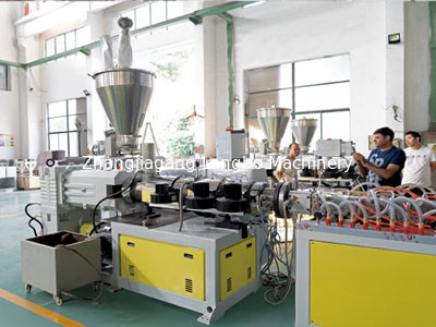 Automatische kegelvormige twee-schroef-extruder van kunststof WPC PVC plafondpaneel van triplexplank/vensterprofiel/deurframe-extrusie-machine/productielijn