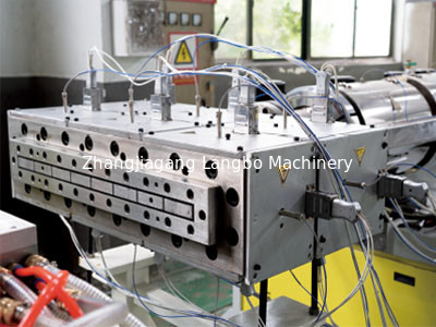 Automatische kegelvormige twee-schroef-extruder van kunststof WPC PVC plafondpaneel van triplexplank/vensterprofiel/deurframe-extrusie-machine/productielijn